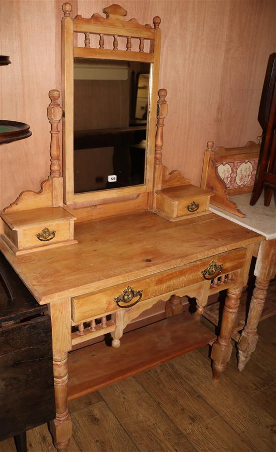 A Victorian pine dressing table and a similar washstand, table W.19cm washstand W.92cm